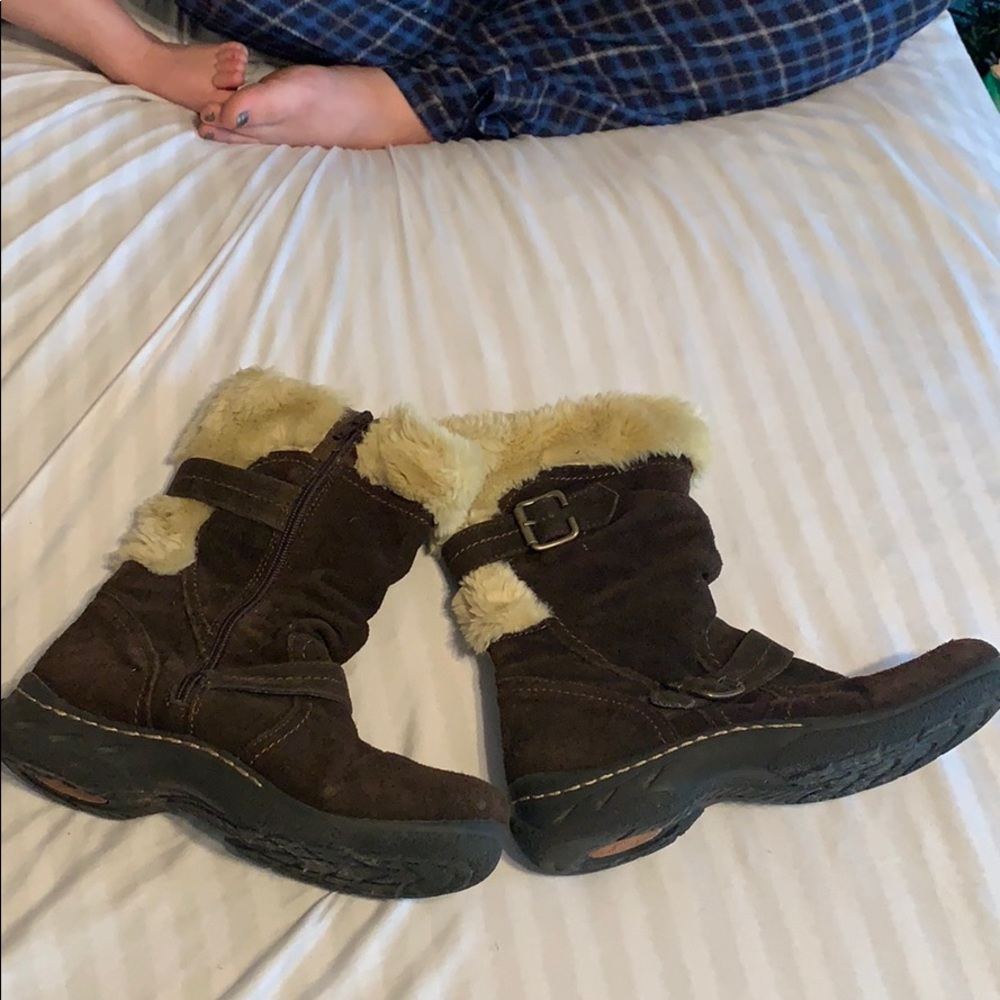 mocha colored boots with cream colored fur.